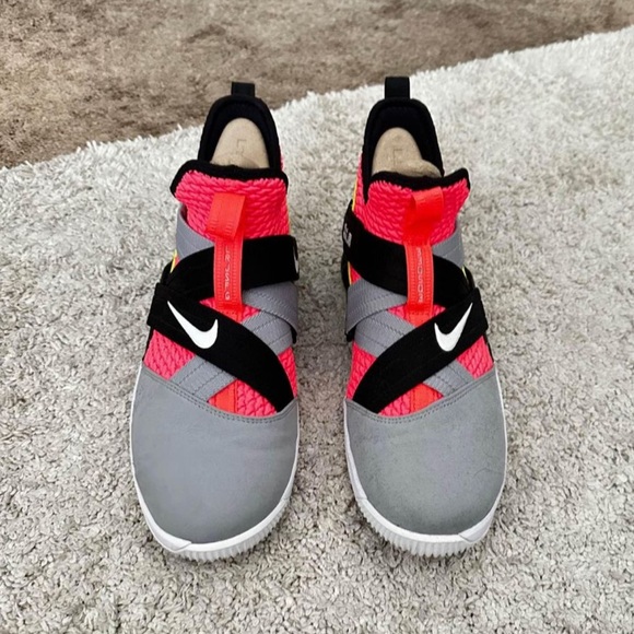 Lebrin Soldier 12 Basketball Shoes - Size 7Y - Picture 2 of 5